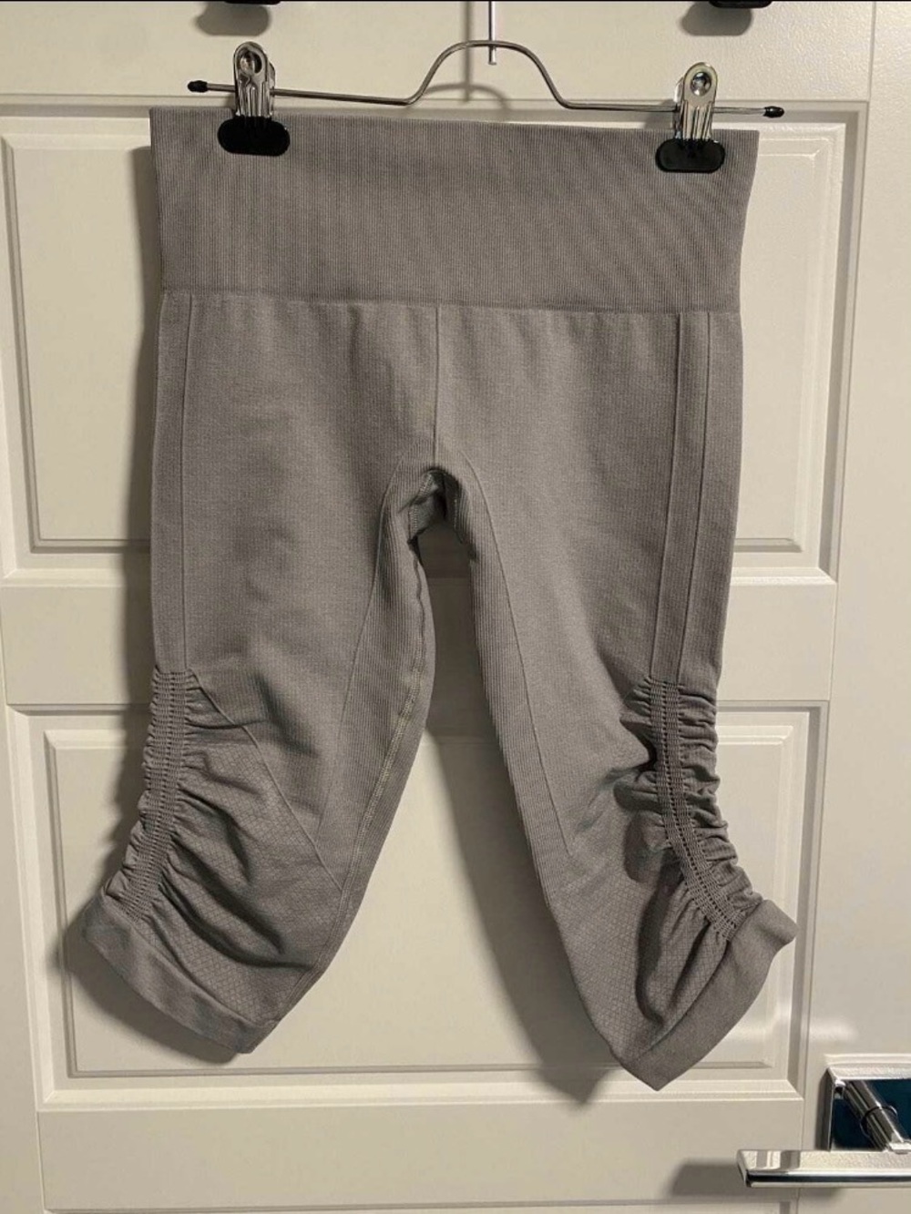 LULULEMON “ IN THE FLOW GREY CROPS - Picture 5 of 6